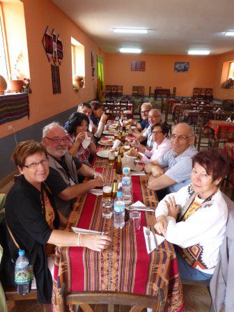 Es ist Zeit für's Mittagessen - immer wieder ein gute Möglichkeit, alle an einen Tisch zu bringen.
