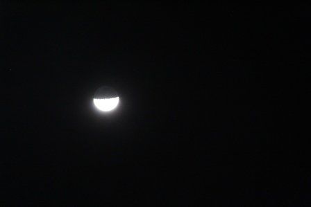 Auf dem Heimweg begleitet uns der Mond, der hier auf dem Rücken liegt.
Foto: Beat