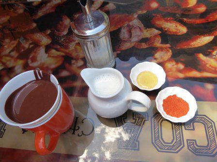 Schokolade im Mayan-Style: mit Milch, Chilli und Honig