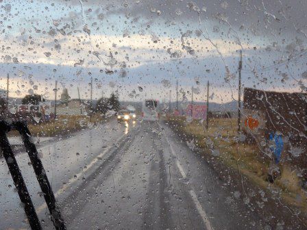 Nicht nur Regen, auch Graupelschauer, ja fast schon Schneeflocken fallen vom Himmel