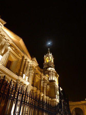 Vor der beleuchteten Kathedrale - es ist schon fast Vollmond