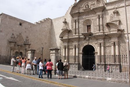 Iglesia de la Compania, die älteste Kirche der Stadt. Hier wuede Arequipa gegründet. Foto: Beat