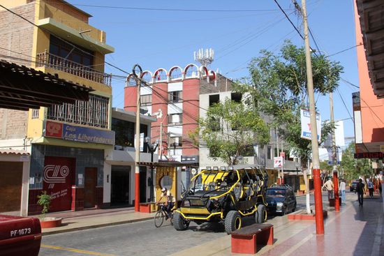 Eigenartige Vehikel haben in der Hauptstrasse parkiert 
Foto: Beat
