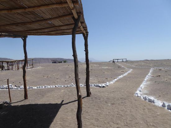 Gegen die heisse Sonne schützen einfache Dächer die Mumiengräber.