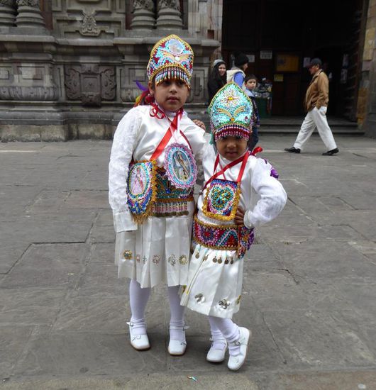 Die beiden Mädchen werden später mit einer Gruppe tanzen, im Moment posieren sie nur für uns.