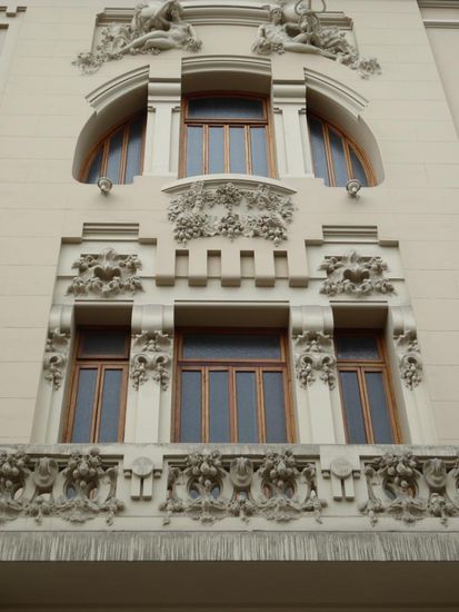 eine der wenigen neu renovierten Fassaden - nötig hätten es viele der kunstvollen alten Häuser