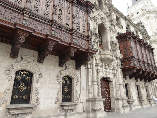 der ehemalige Bischofssitz mit den Holzbalkonen aus Zedernholz.