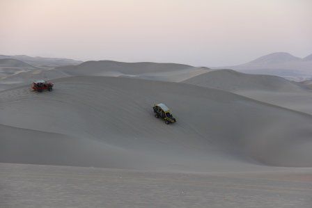 Ein paar Buggys kurven noch durch die Dünen
Foto: Beat