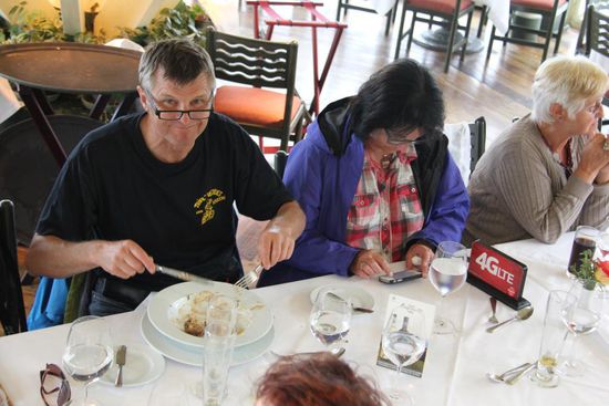 Speziell: Auf dem Tisch steht eine iPhone-Ladestation.
Sie ist heiss begehrt.
Foto: Beat
