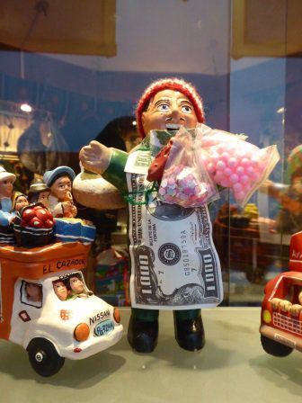 Im Schaufenster entdeckt: Der Ekeke
Im Moment wüsste ich nicht, welchen Wunsch ich ihm um den Hals hängen sollte: wunschlos glücklich.
