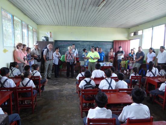 Leo begrüsst die Kinder und Lehrer im Namen der Fuente del Amazonas Lodge