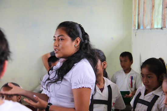 Die Lehrerin bedankt sich im Namen der Kinder und der Schule für die willkommene Unterstützung.      Foto: Beat