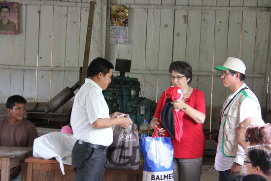 Nach dem emotionalen Akt in der Schule gibt es eine offizielle Begrüssung im Gemeindesaal. Bei der Gelegenheit appelliere ich an die Menschen, ihre Umgebung sauber zu halten und vor allem ihren Plastik nicht mehr im Amazonas zu entsorgen.             
Danach übergebe ich ein komplettes Fussballdress an den Lehrer zusammen mit einem Fussball                                      Foto: Beat