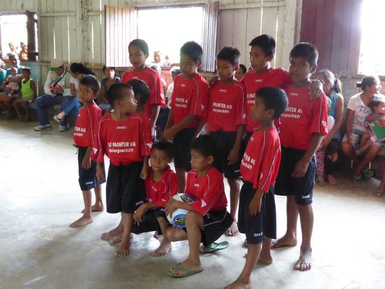 Während die Grossen Reden halten, haben sich die Kleinen umgezogen und laufen als begeisterte und begeisternde Mannschaft im Gemeindehaus ein. - Ein unvergesslicher Moment.