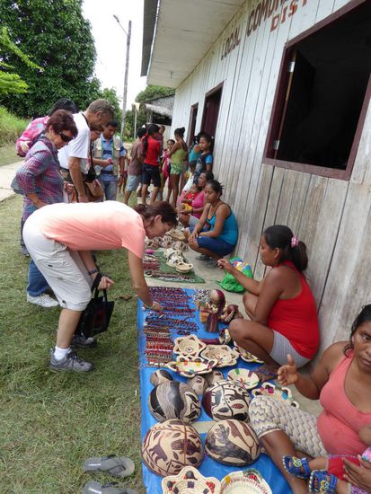 Vor dem Gemeindehaus bieten die Frauen ihre Handarbeiten zum Kauf an.