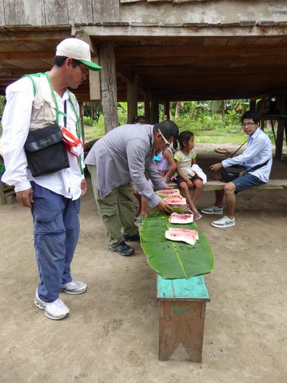 Manuel, der alte Bauer im letzten Haus des Dorfes hat uns alle zu einer Wassermelone eingeladen.