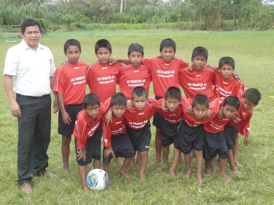 Die Fussballmannschaft hat sich inzwischen aufgebaut       Foto: René M.