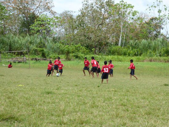 Während wir das Dorf verlassen, wird auf dem Platz schon richtig trainiert.