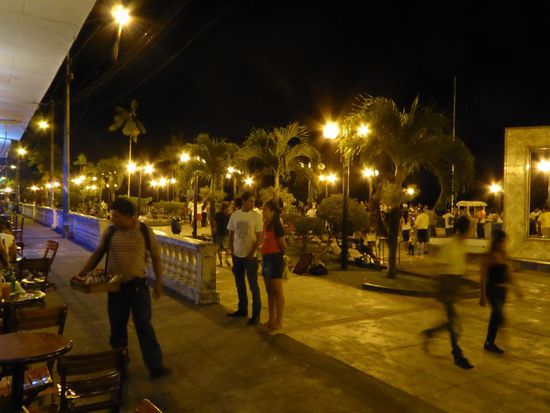 Es ist wie immer viel los auf der Ausgehmeile von Iquitos.