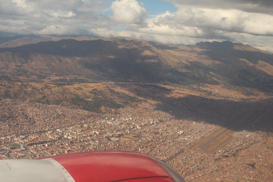 Landepiste voraus, doch wir fliegen daran vorbei.
