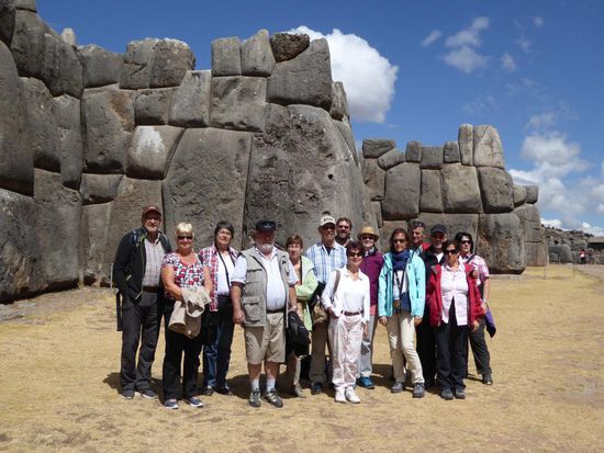 Gruppenfoto vor den gewaltigen Mauern von Saxayhuaman.