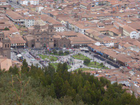 Blick auf den Hauptplatz von Cusco wo heute viele Zeremonien und Umzüge stattfinden. Man feiert den Tag der Polizisten.