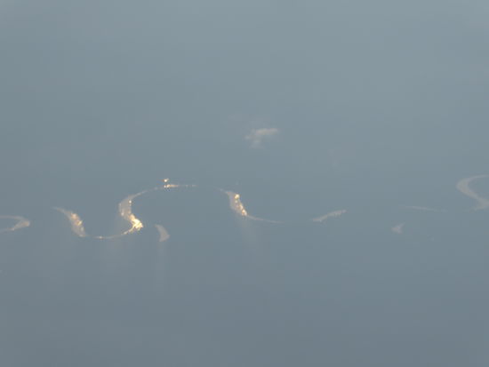 manchmal glitzert einer der Flussläufe, Amazonas-Zubringer durch die Wolkendecke.