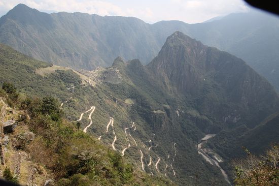 Blick auf die Serpentinenstrasse über die die Anlage von Aguas Calientes aus erreicht wird. - Foto: Bruno