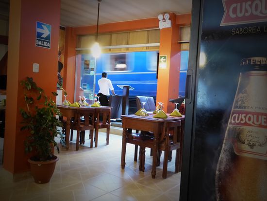 Direkt vor dem Restaurant, in das ich mich zurück gezogen habe, fährt der Zug vorbei mit lautem Gekreische...