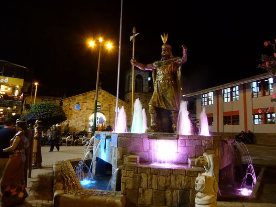 Der Inkaherrscher auf dem Hauptplatz