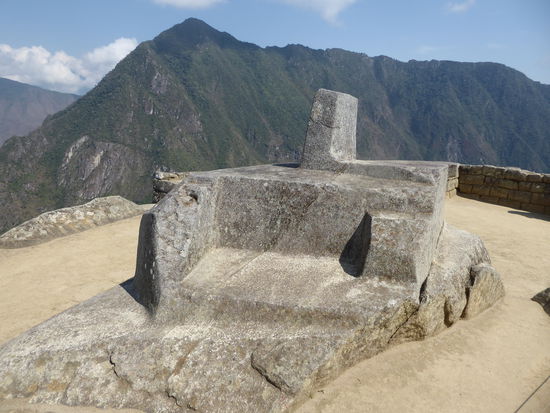 Der astronomische Stein auf dem höchsten Punkt der Anlage gilt als Kraftort