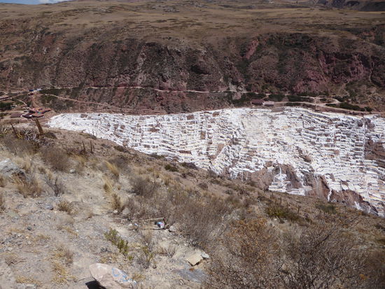 Wie ein Schwalbennest sehen die Salzbecken von Weitem aus.