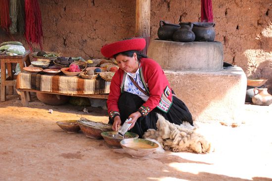 Aus Wurzeln wird eine Lauge hergestellt, in der die Wolle der Alpakas und Schafe gewaschen wird.  - Foto: Bruno