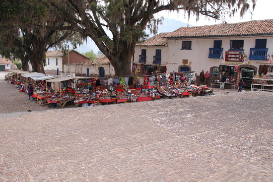 Natürlich fehlen auch die Verkaufsstände auf dem Dorfplatz nicht. Und selbstverständlich wird da und dort auch wieder das Portemonnaie gezückt.