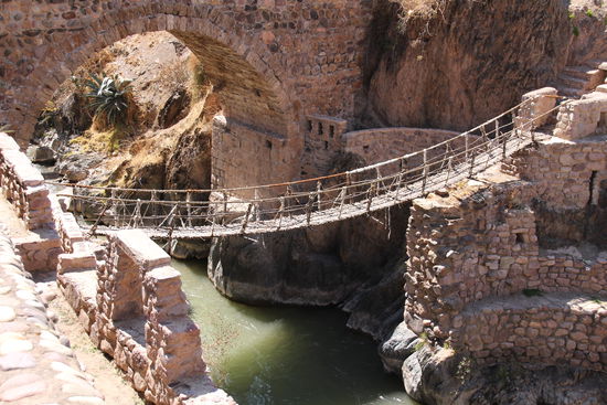 Q'eswachaca, die Inka-Hängebrücke mit der Steinbrücke im Hintergrund - Foto: Bruno