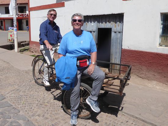 Das wäre auch eine Transportmöglichkeit: Helmut chauffiert Marianne - wir ziehen den Bus vor.