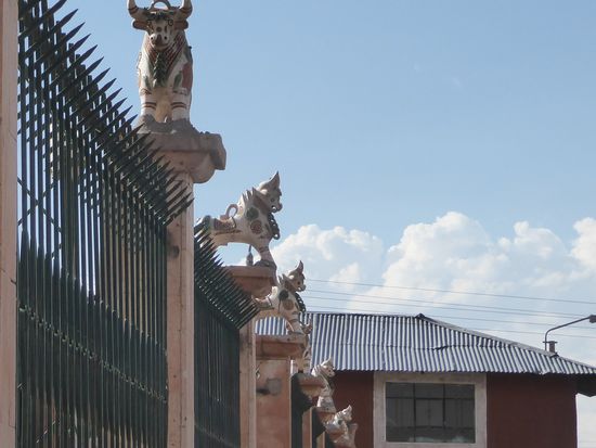 Toritos beim Eingang zur Kirche...