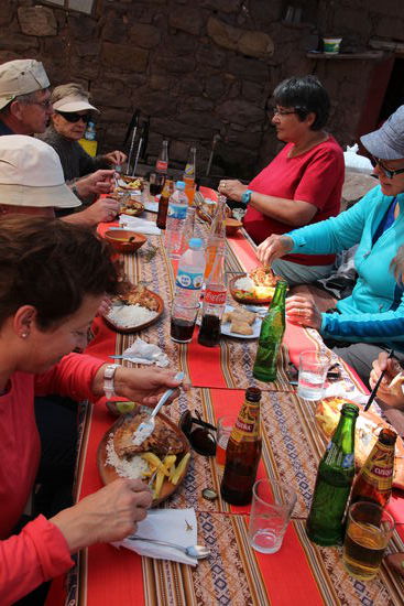 eine fröhliche Gesellschaft geniesst ein feines Essen - Foto: Bruno
