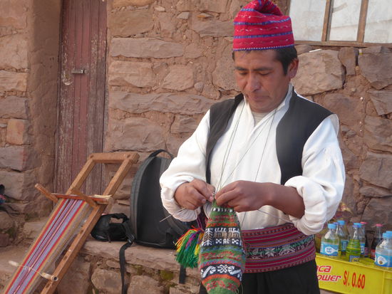 tatsächlich, auf Taquile stricken die Männer. An der Farbe ihrer Mützen kann man übrigens erkennen, ob sie verheiratet oder noch Single sind. Dieser Herr ist verheiratet, glücklich, wie er versichert.