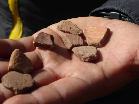 Anhand der Farben und Materialien erklärt uns José, aus welcher Epoche diese Scherben stammen.