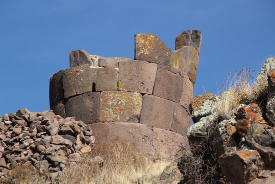 Die Türme aus der späteren Inka-Kultur erkennt man ebenfalls an der Art der fein geschliffenen Steine, sowie an der Form.