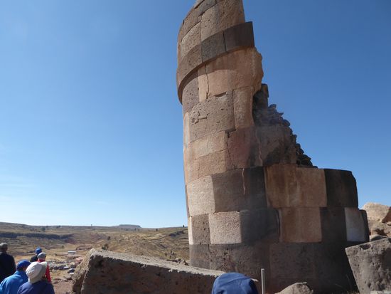 Der halb eingefallene Lizard-Turm aus der Inka-Epoche. Den Namen hat er von seiner eingeschliffenen Eidechse, die schwach erkennbar ist.