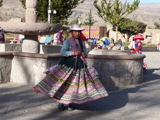 Morgendlicher Tanz um den Brunnen