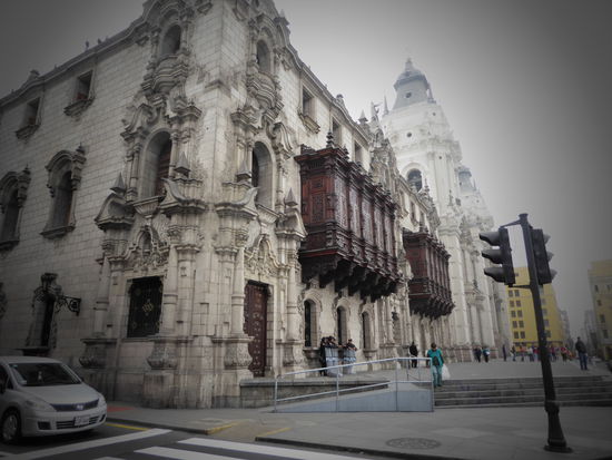 der alte Bischofssitz an der Plaza Mayor. Typisch die Architektur mit den Holzbalkonen, von denen die vornehmen Damen die Strasse diskret beobachten konnten. Und ich frage mich immer wieder, was die Damen im Bischofssitz zu suchen hatten.