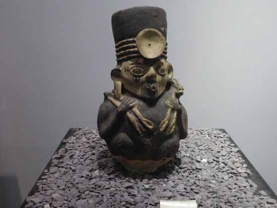 Der Hut hat bei Polizeiuniformen mitsamt den Streifen bis heute überlebt, aber was die Antenne wohl für eine Bedeutung hat?