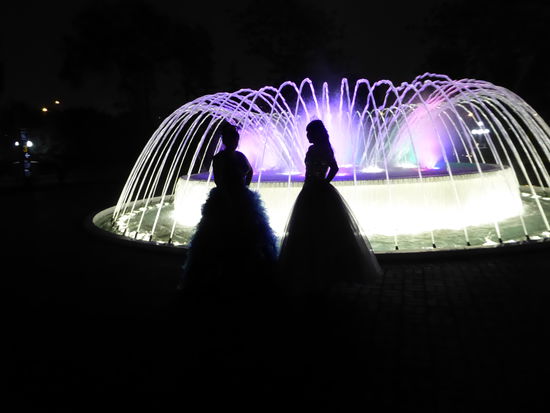 An dieser Fontäne treffen wir auf eine peruanische Familie, die den 15. Geburtstag ihrer Tochter feiert. Dieser wichtigste Tag im Leben eines Mädchens wird im ganzen Land mit einem Fest und Partys gefeiert. Dieses junge Mädchen bekommt ein Fotoshooting im Park. Und weil die Familie für diesen Anlass extra aus Japan, wo sie wohnt, angereist ist, darf auch die ältere Schwester ein Prinzessinnenkleid tragen.