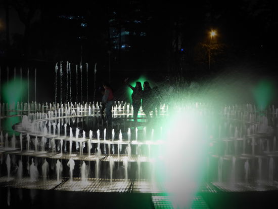 Das Wasserspiel, das Mut erfordert, und in dem die meisten am Schluss pfotschnass sind, weil das Wasser immer dann zurück kommt, wenn man es nicht erwartet.