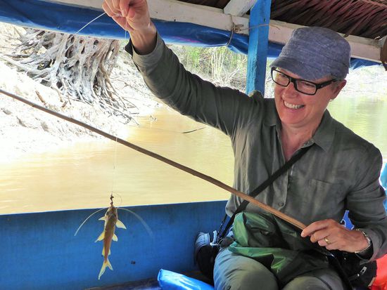 Esther zieht den ersten Fisch an Land, einen Katzenfisch