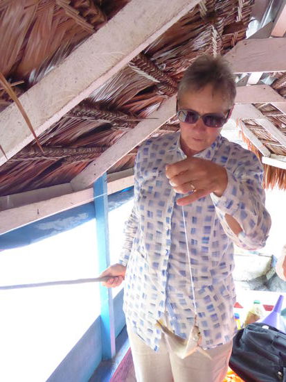 Agnes angelt eine Sardine