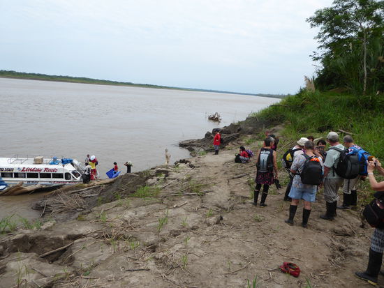 Das Schnellboot erwartet uns am Ufer